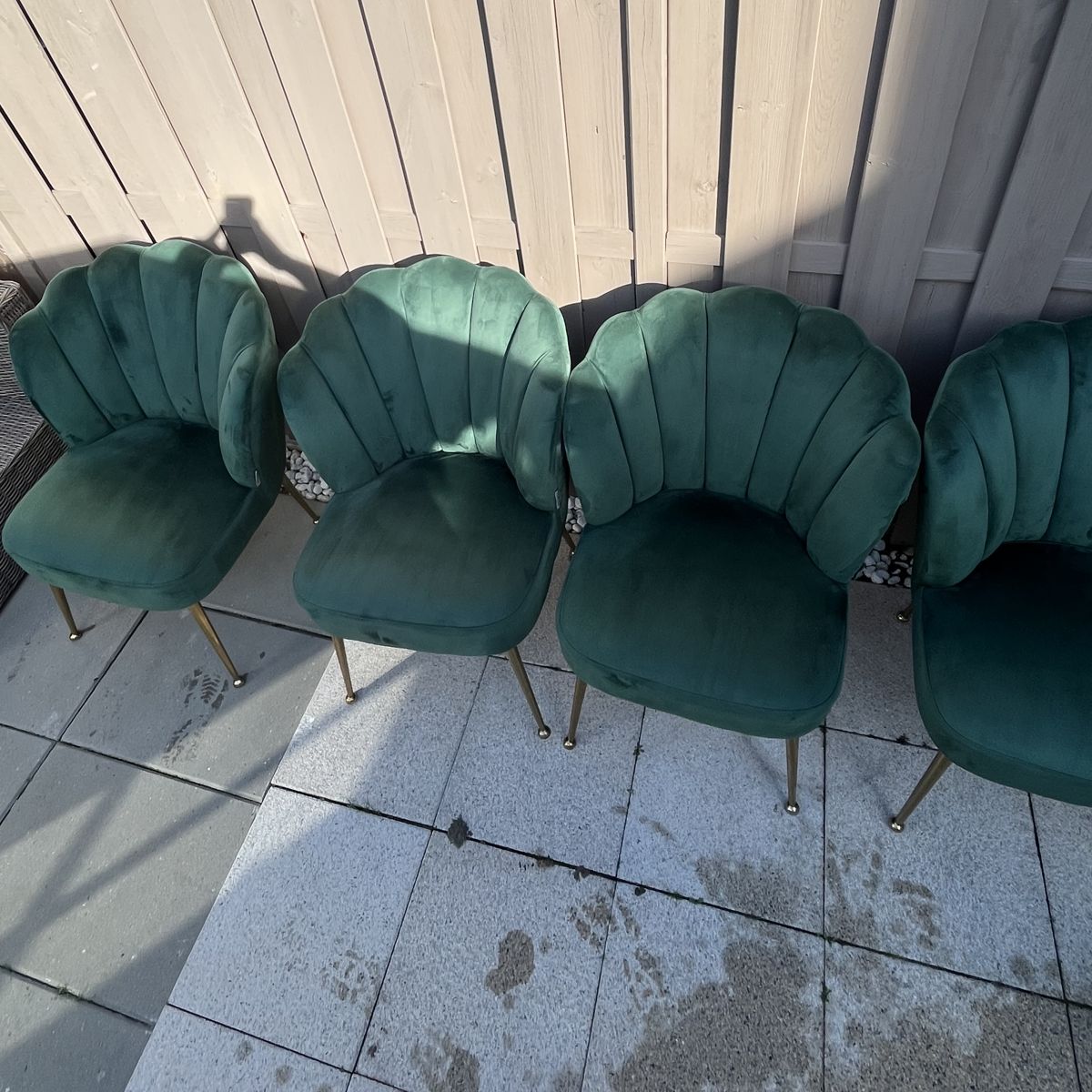 Vier groene velours eetkamerstoelen na reiniging